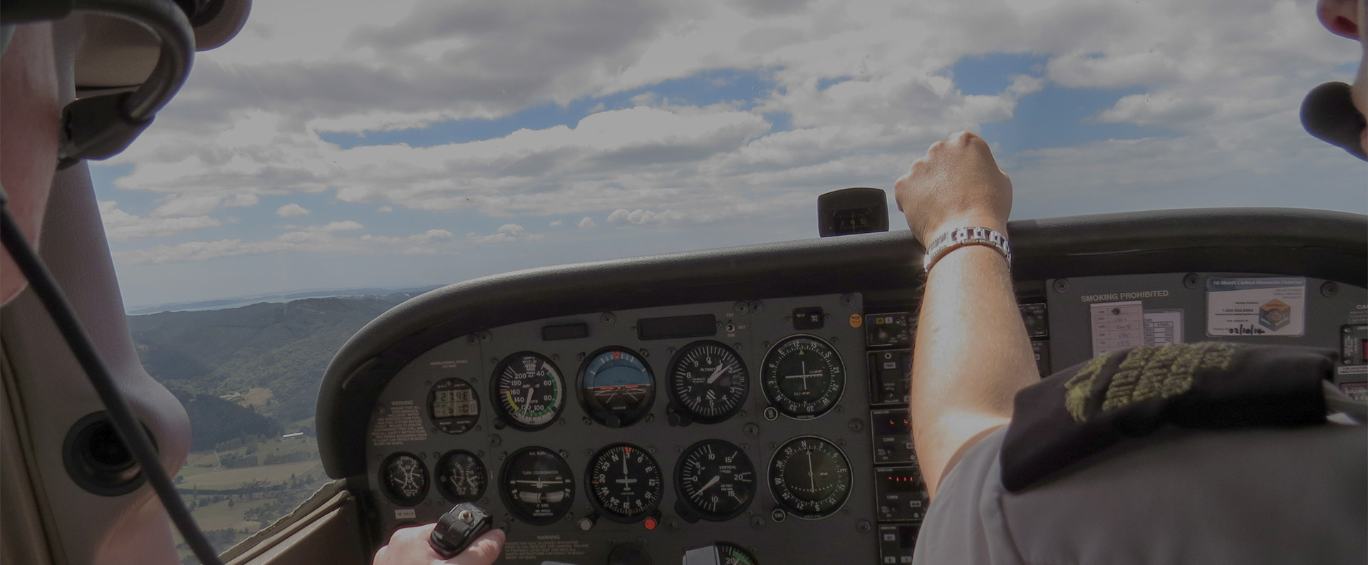 Instructor talking to student pilot with view on C172 cockpit