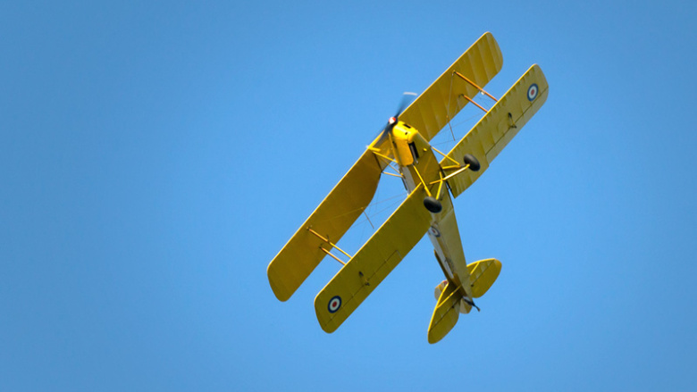 Een Tiger Moth in volle vlucht tijdens een demo in Engeland